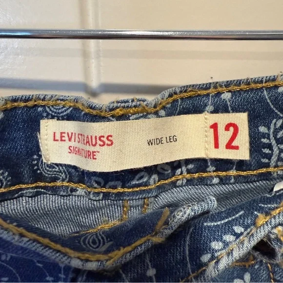 Levi's Denim Wide Leg Jeans with White Floral Boho Pattern - Picture 2 of 9